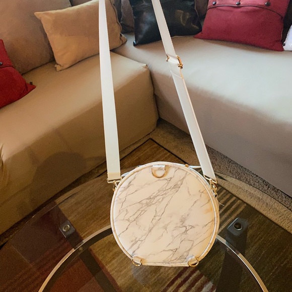 Beautiful marbled make up travel case - Picture 3 of 11